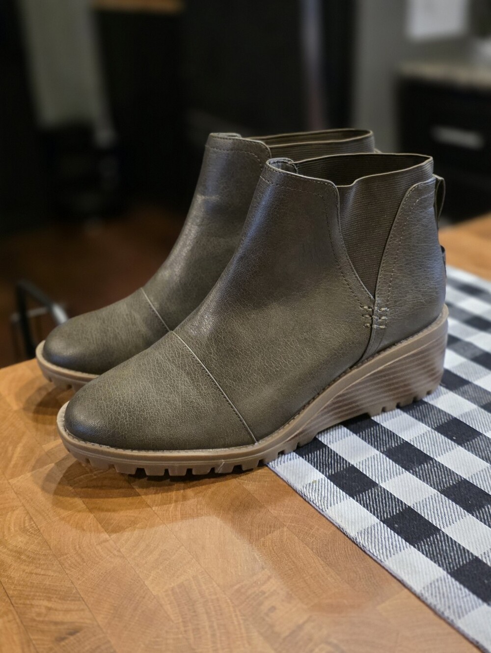 93 Vintage Women’s Olive Green Chelsea Ankle Boot - Comfortable Wedge Heel - 9
